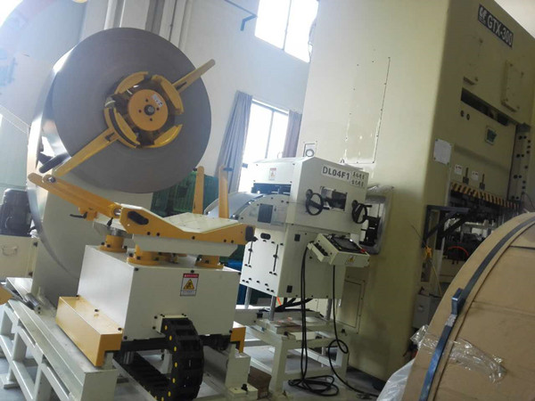 薄板沖床三合一送料機(jī)全解析：卷料到?jīng)_壓如何實(shí)現(xiàn)‘無人化’生產(chǎn)？